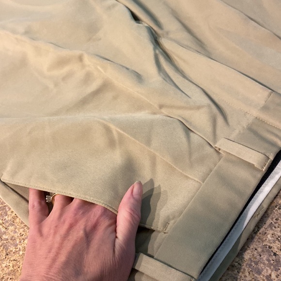 Docker’s Golf Khaki Tan Pants Pleated and Cuffed Bottoms W34 x L30 - Picture 4 of 16